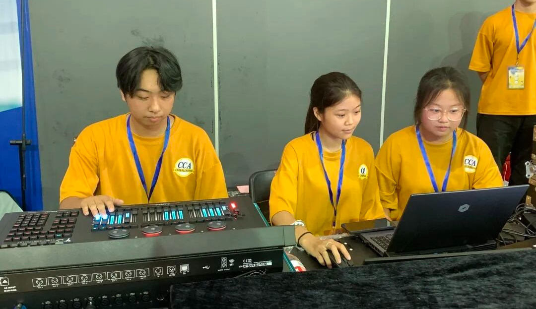 谢嘉诚、赖芸、何静熙操作音响设备