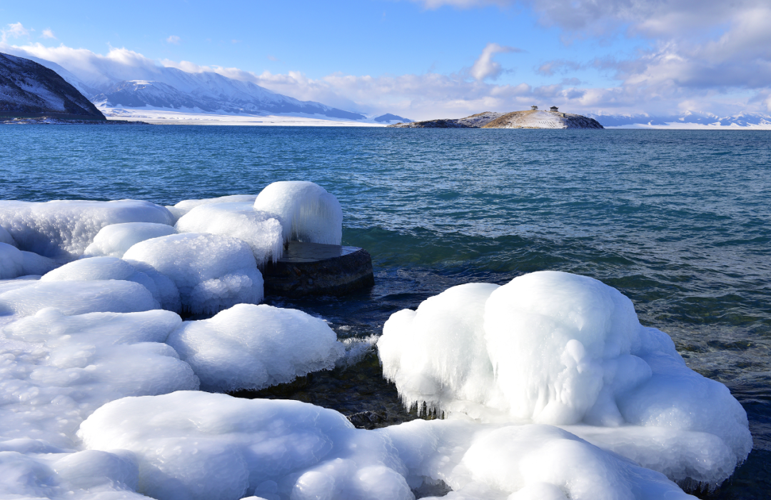 赛里木湖下雪啦游客仿佛置身于梦幻般的童话世界