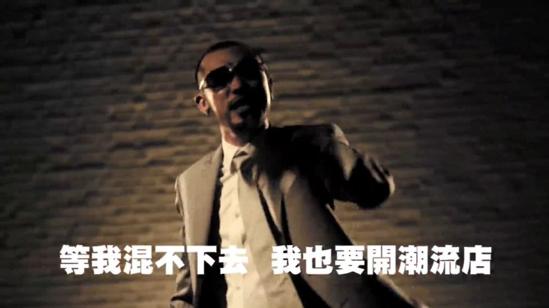 穿了17年潮牌、收藏了无数球鞋的热狗，在《新说唱》居然穿起了特步...