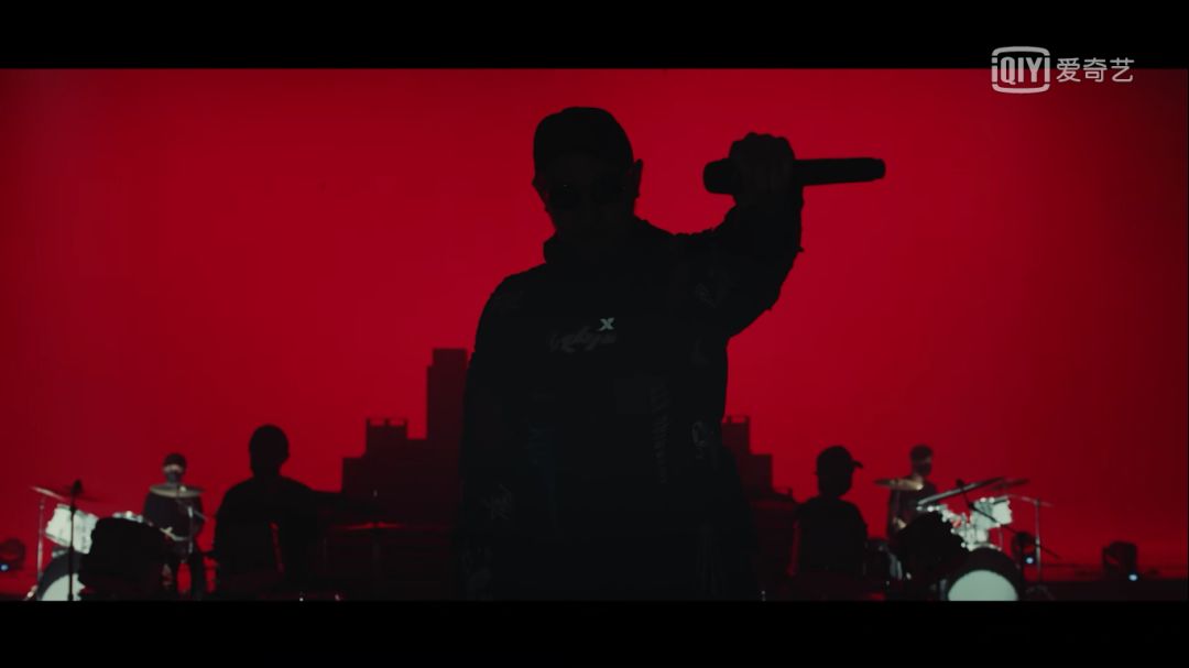 穿了17年潮牌、收藏了无数球鞋的热狗，在《新说唱》居然穿起了特步...