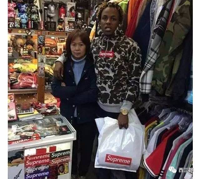 搭着帐篷在Supreme专卖店门口守夜，是每个纽约黄牛的必修课