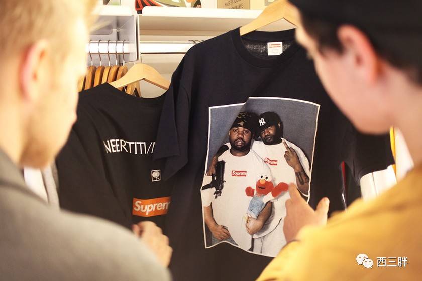 搭着帐篷在Supreme专卖店门口守夜，是每个纽约黄牛的必修课