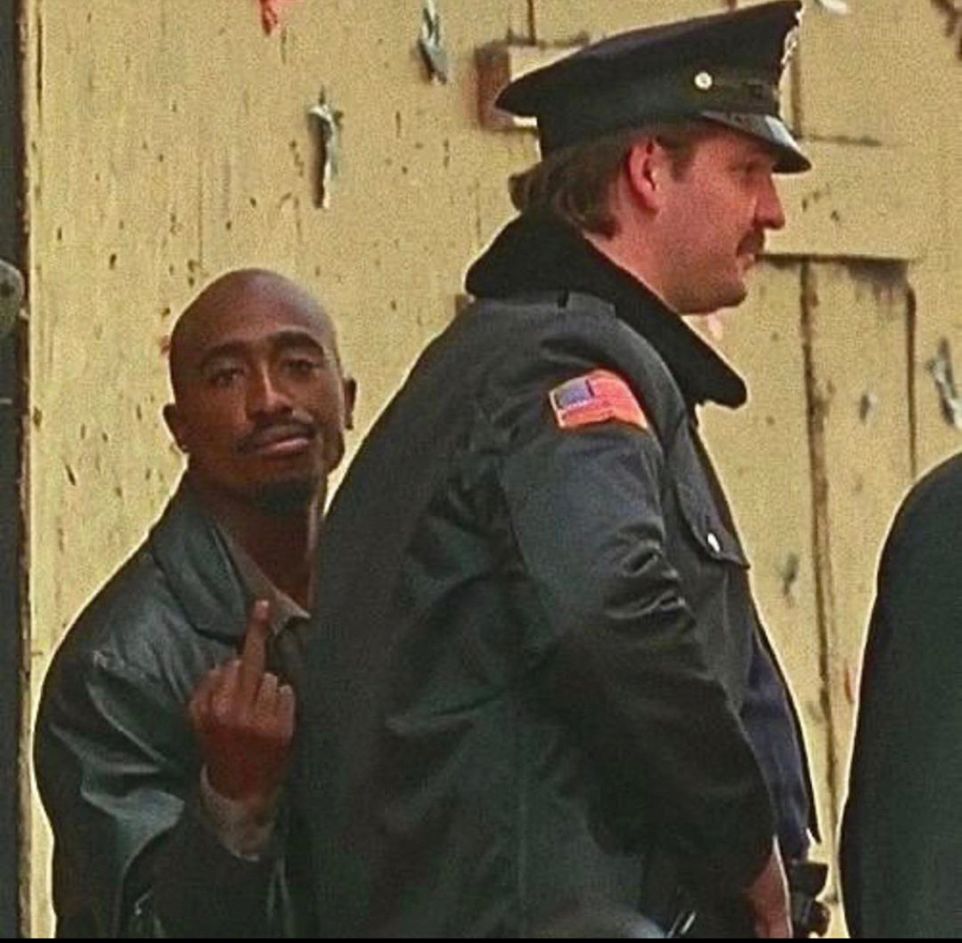 Tupac的骨灰被他兄弟卷成烟抽了，还有比这更硬核的吗？