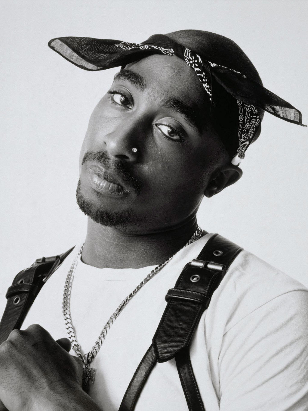Tupac的骨灰被他兄弟卷成烟抽了，还有比这更硬核的吗？