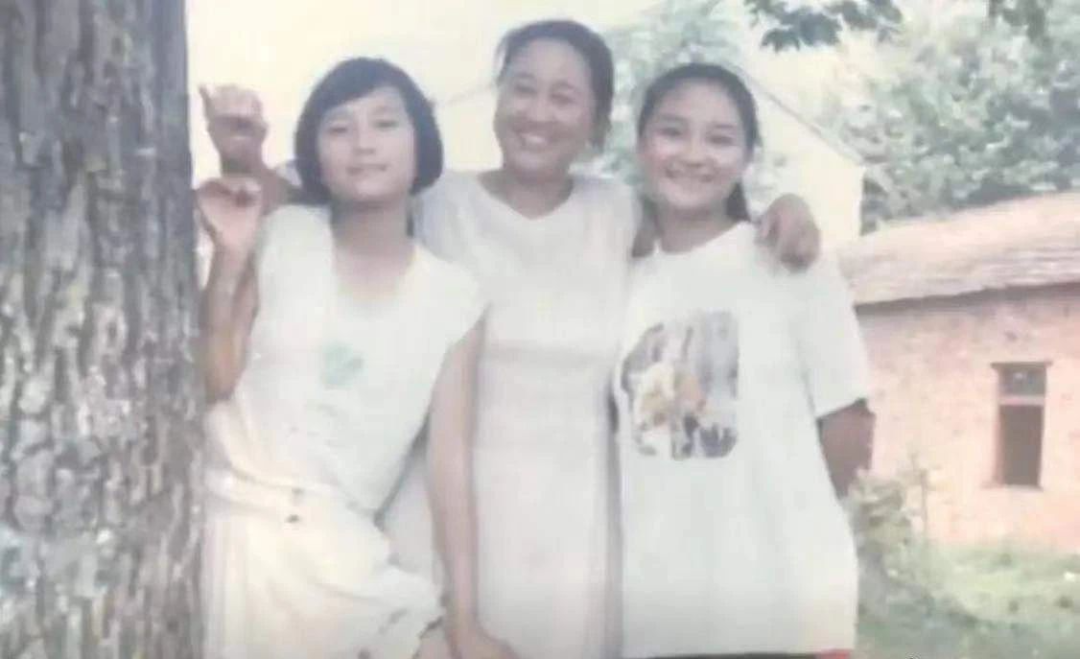 贾玲被妈妈送到了隔壁的表演班,在这里找到了属于自己的舞台.