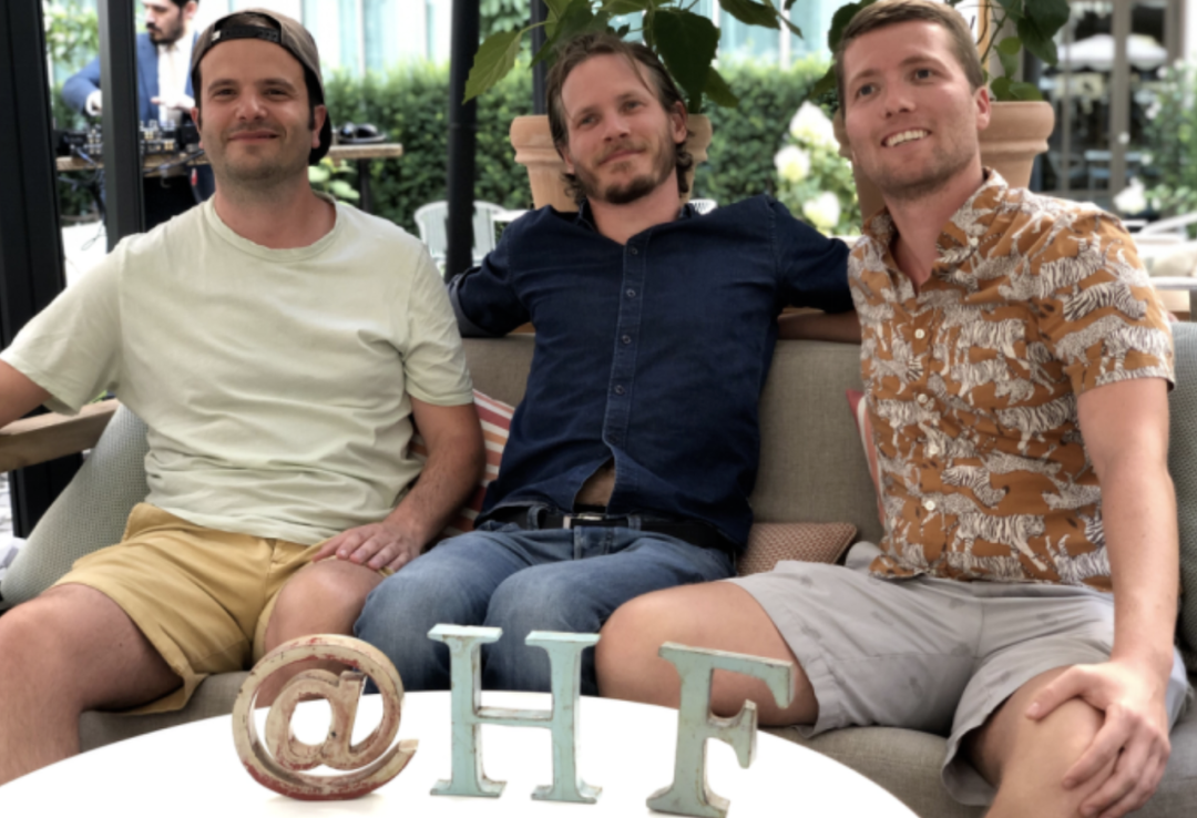 OpenAI 和谷歌最怕的，是一张「开源笑脸」