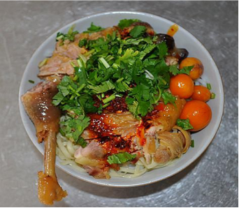 泸西烧洋芋是当地一道有名的风味小吃,在洪剑美食城和老文化宫美食城