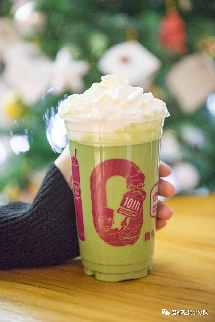 就像是雪顶咖啡一样,有一定软绵绵的白帽子戴在头顶.