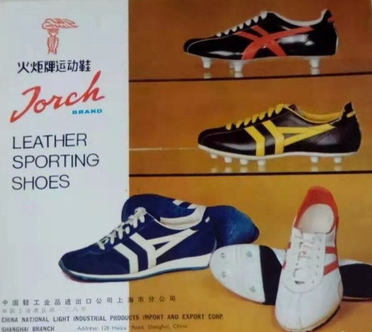 1921年,TA诞生于上海;1932年,刘长春穿着TA孤军奋战一个人的奥运;2020年,TA是屹立百年的国潮好货,TA是... 1921年,TA诞生于上海;1932年,刘长春穿着TA孤军奋战一个人的奥运;2020年,TA是屹立百年的国潮好货,TA是...