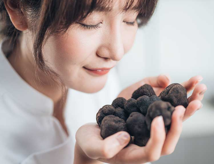 锦华黑松露广式月饼,中法日三位米其林大厨,历经三年联手打造,臻选全球多国原产地驰名食材。自吃爆爽,送礼超有面! 锦华黑松露广式月饼,中法日三位米其林大厨,历经三年联手打造,臻选全球多国原产地驰名食材。自吃爆爽,送礼超有面!
