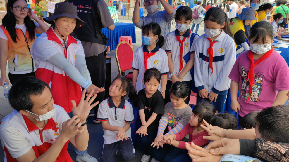 村民及东升小学的师生们纷纷前来体验,参观