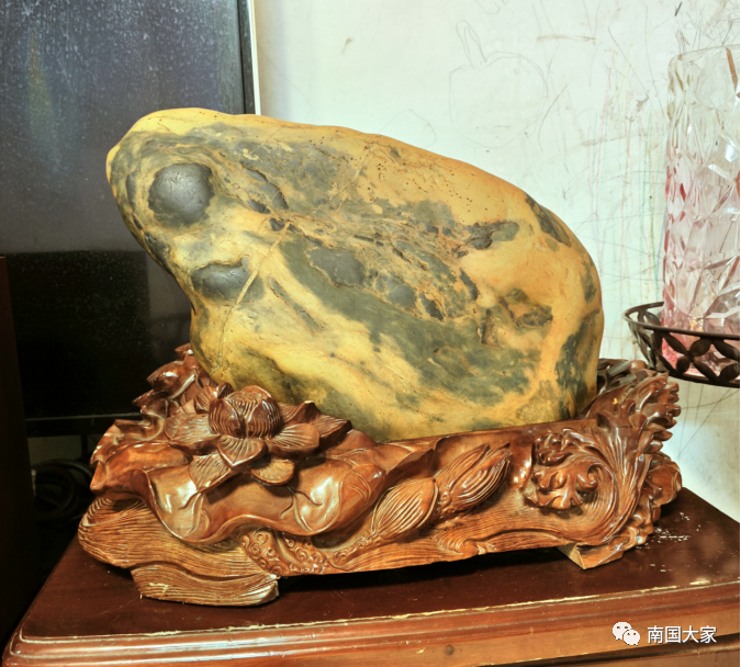 我也觉得这尊自然天成的"金蟾"奇石,的确不失为一方精品动物类奇石.