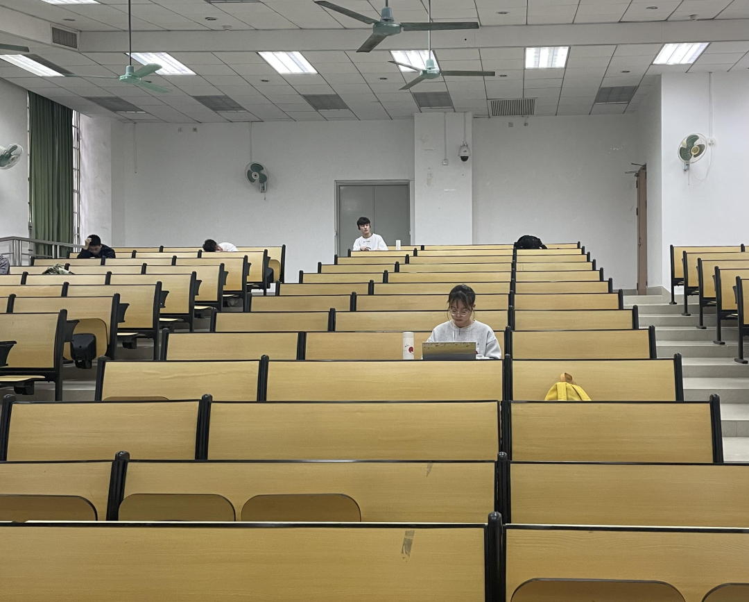 课室环境的同学学校开放了许多教室楼课室供同学自习为了让同学们拥有