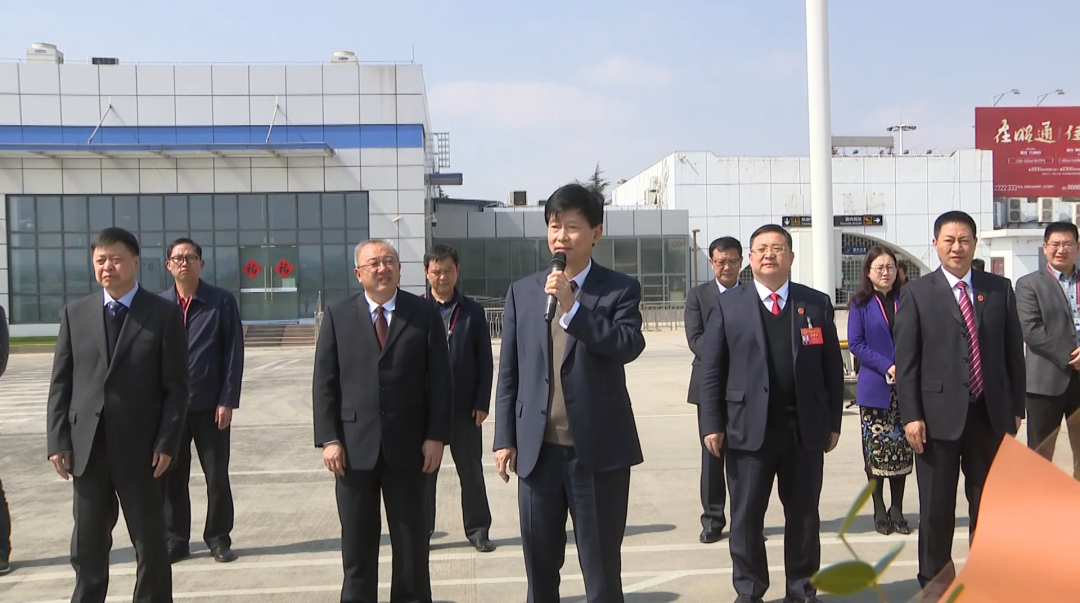 和代表"全国脱贫攻坚先进集体"表彰的市委常委,镇雄县委书记翟玉龙一