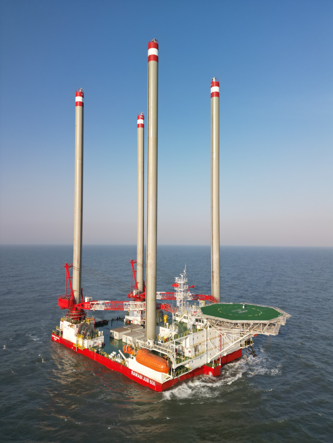 招商工业威海金陵提前交付一座350英尺自升自航式作业平台