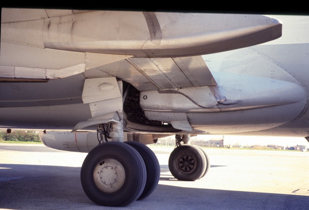 上图为图154多轮式小车起落架,下图为737主起落架.