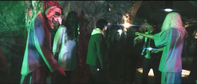 



前半个多小时铺垫，之后就是各种作死的韩国恐怖片
