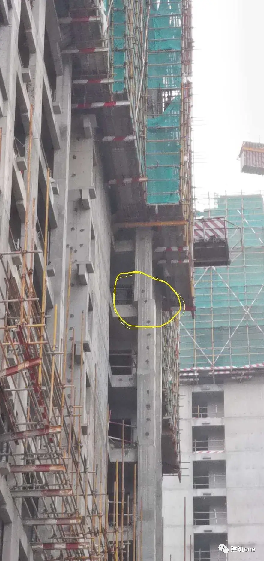 楼盖到了8层才发现柱子偏了10cm....网友的评论亮了