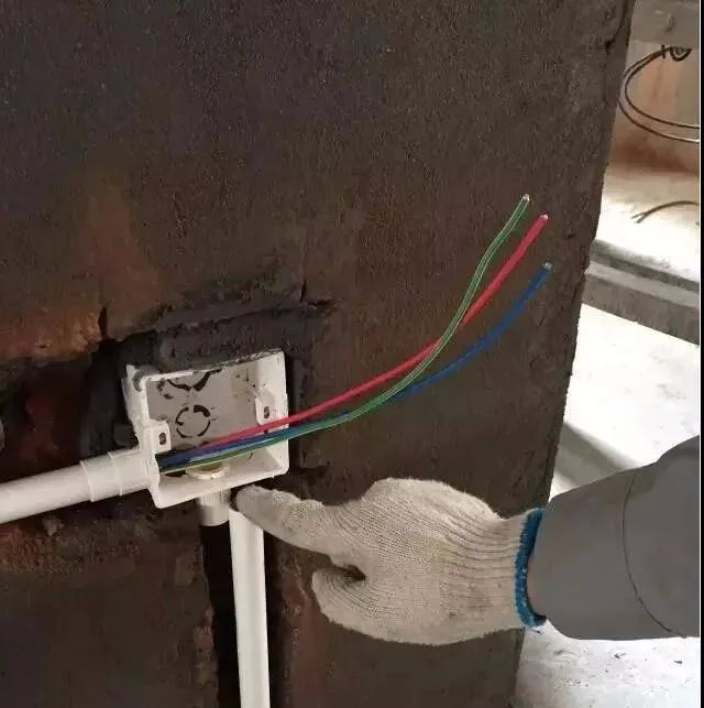 一看就懂的“電工布線電路實圖解”的圖16