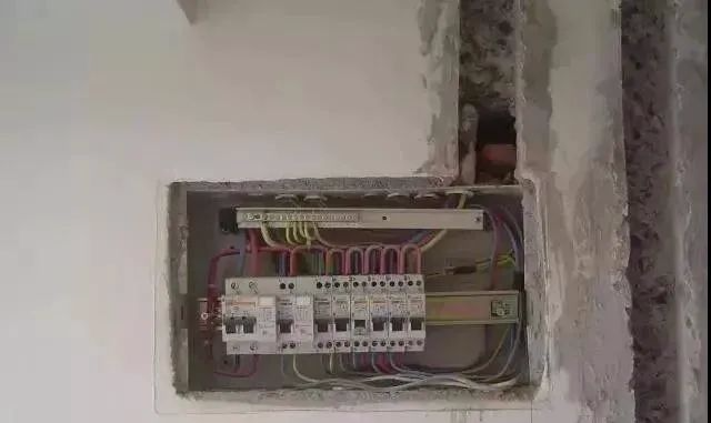 一看就懂的“電工布線電路實圖解”的圖17
