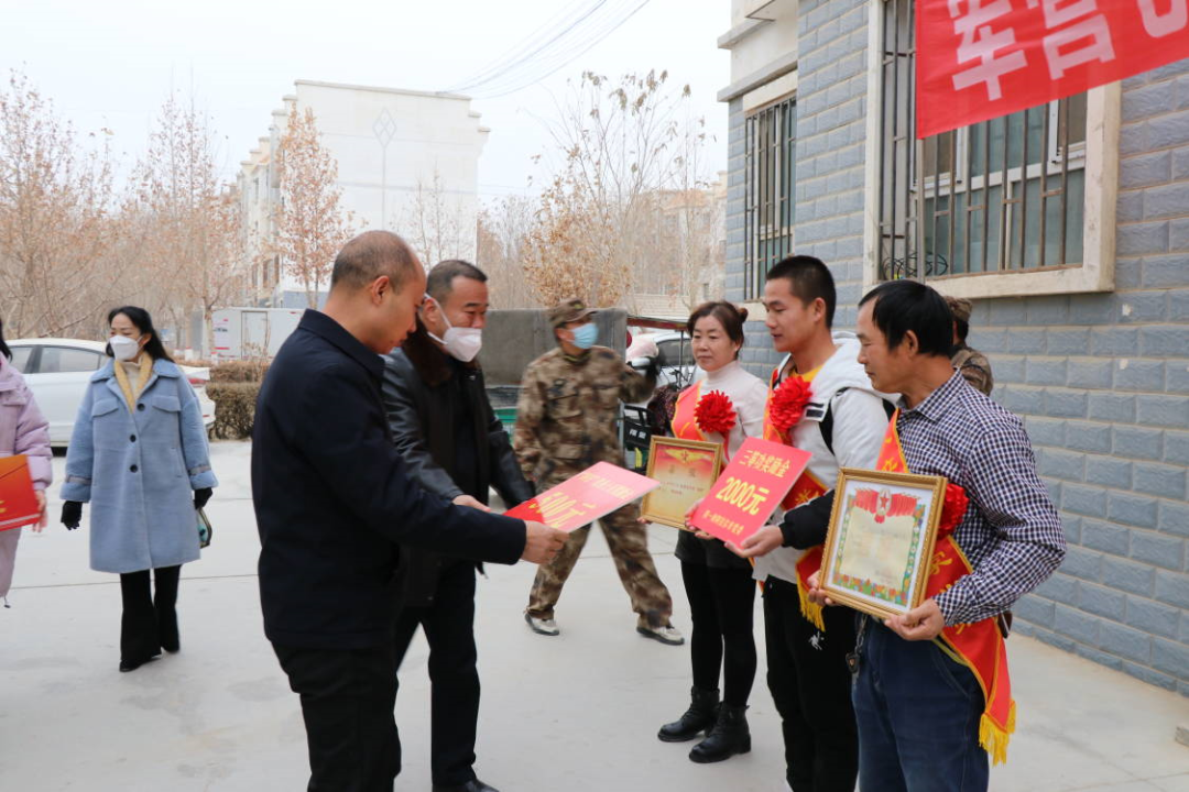 立功送喜报 尊崇暖人心！七团为三等功军人家庭送喜报