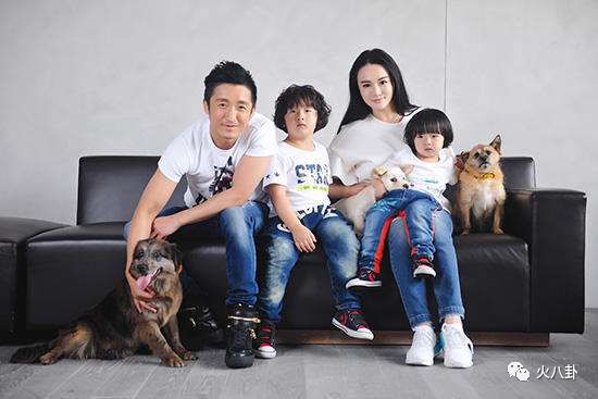 邹市明带着宝贝一起上亲子综艺人气越来越高.