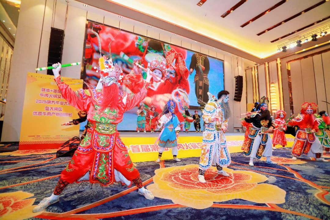 媒体+首届潮汕牛肉火锅文化节现场英歌舞表演。