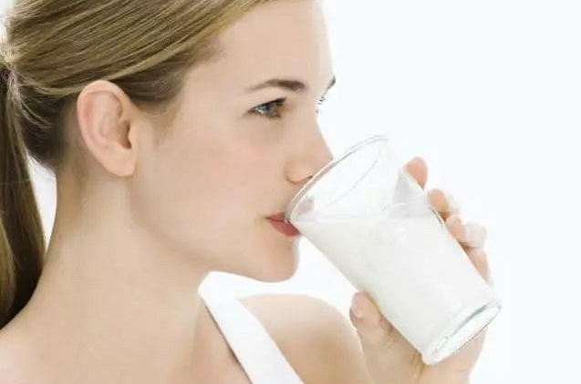 女人喝牛奶的好处（女性每天喝牛奶应该怎么喝）
