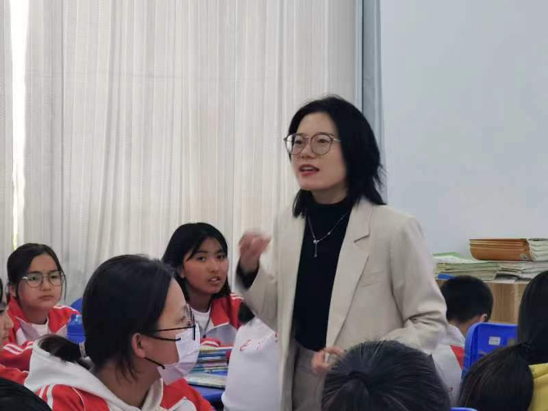 援疆教师展风采示范引领促成长阿瓦提县第七中学鲁迅中学开展援疆教师