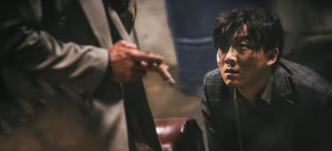 还是去年的电视剧《似火流年》里浪子回头最后被炸得粉身碎骨的张鹏