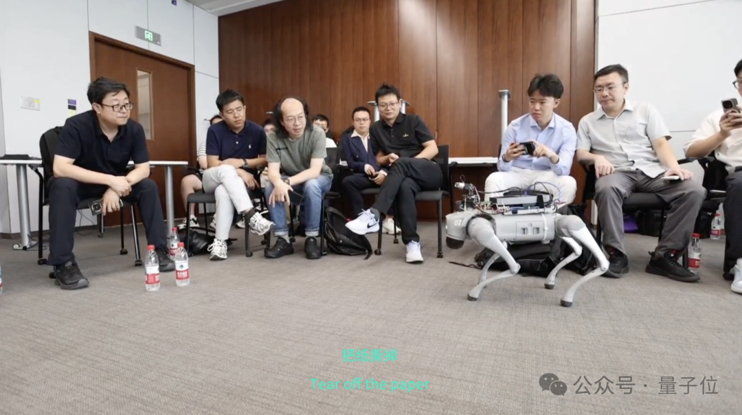 清华现场演示机器狗哮天指挥人类称重 无脚本随机任务开放环境实测