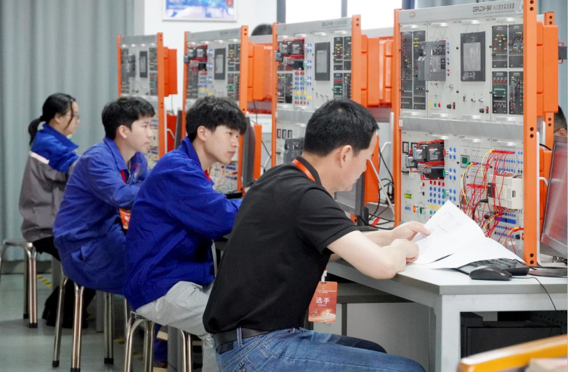 燃动匠心！2026年漳州市工业机器人系统操作员职工技能竞赛今日在漳州技师学院正式开赛