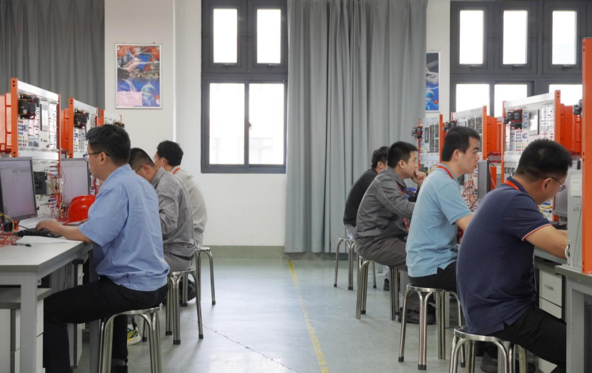 燃动匠心！2026年漳州市工业机器人系统操作员职工技能竞赛今日在漳州技师学院正式开赛