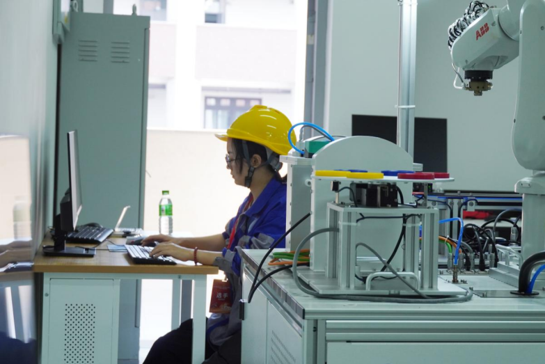燃动匠心！2026年漳州市工业机器人系统操作员职工技能竞赛今日在漳州技师学院正式开赛