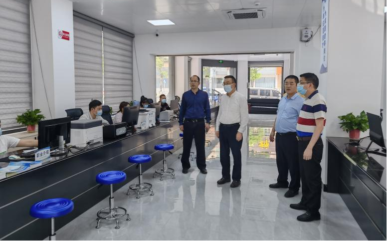 图为杨师访同志调研陆河县“南粤家政”基层服务示范站