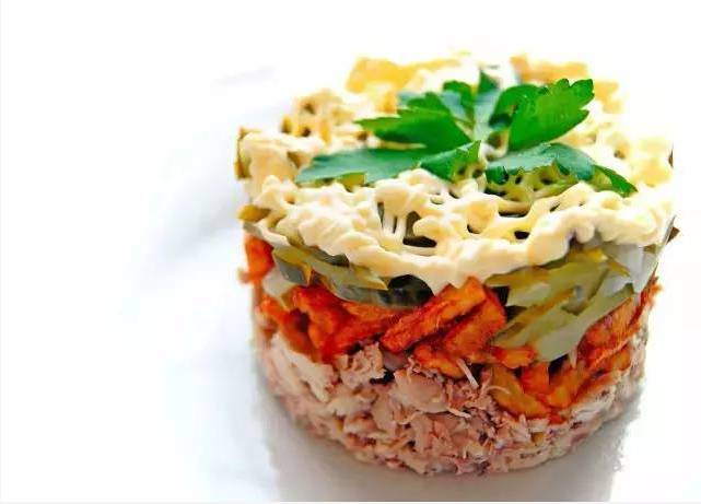 在俄罗斯的冷盘小菜里它是宠儿级别的开胃菜.跟国内