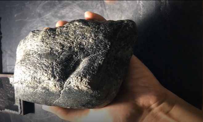 翡翠原石种和裂相辅而成，切开后没出来手镯却出来只梅花鹿！