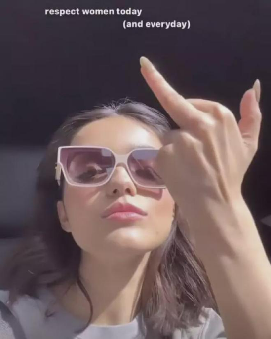 涉嫌辱华？好莱坞女星与中国网红互撕：竖中指，骂F*** 网友：叠buff大战！（组图） - 13