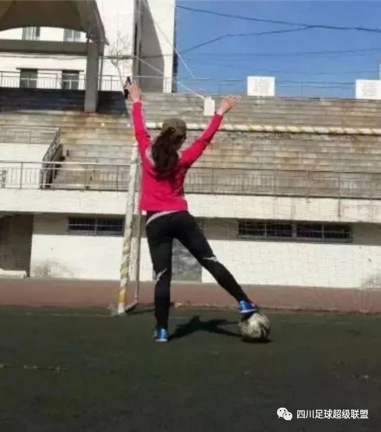 高能！一位美女球迷對五虎上將某隊的「表白」 撩妹招式 第1張