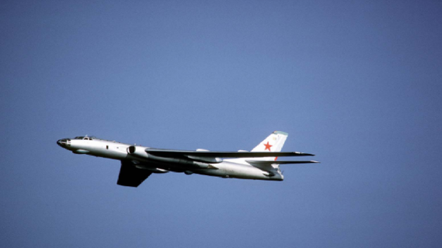 80吨轰炸机低空掠过美航母距海面仅15米随后一头扎进大海