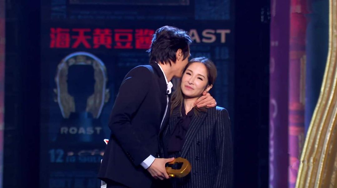 恋爱奇才萧亚轩，凭什么40岁还能俘获小鲜肉？