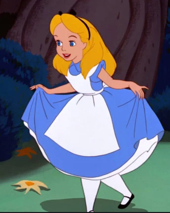 轻轻提起裙摆再搭配一双镶满钻的高跟鞋宫廷风的感觉很浓而且比原版上