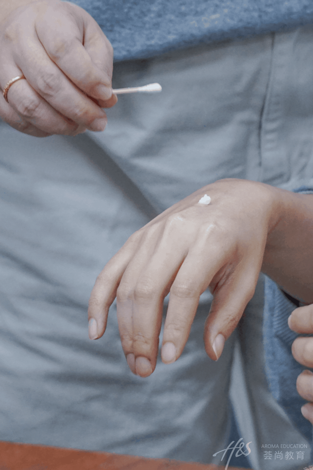 涂抹精油膏体.png