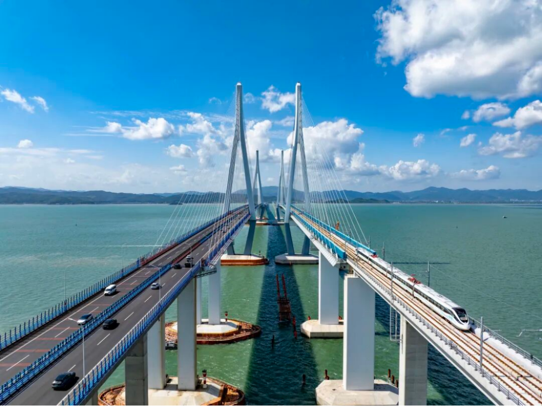双语新闻：“能看海的地铁”试乘首日挤爆了！宁波市民能坐地铁跨海买梭子蟹、带鱼……