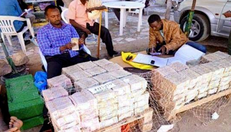 世界唯一人人“亿万富翁”的国家：一个鸡蛋20万亿，花钱论斤称，钞票遍地没人捡！却买不起水喝......