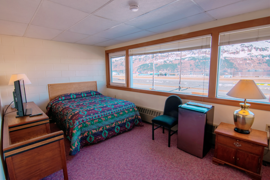 全球最孤独的小镇，街上没有人，全镇300人挤在一栋楼，闭门不出，唯一酒吧是中国人开的