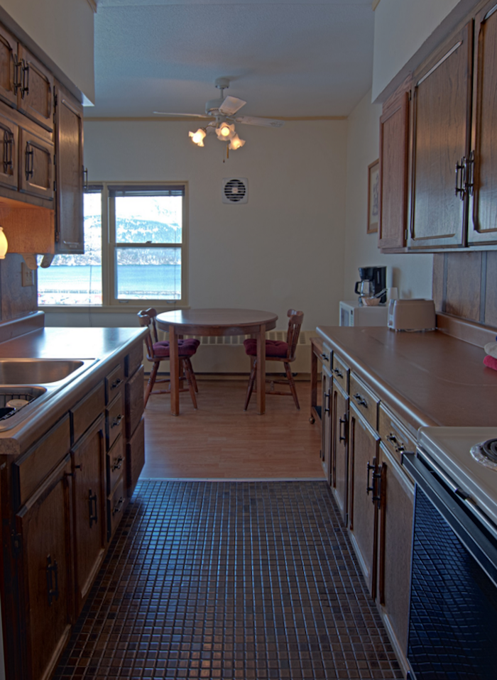 全球最孤独的小镇，街上没有人，全镇300人挤在一栋楼，闭门不出，唯一酒吧是中国人开的