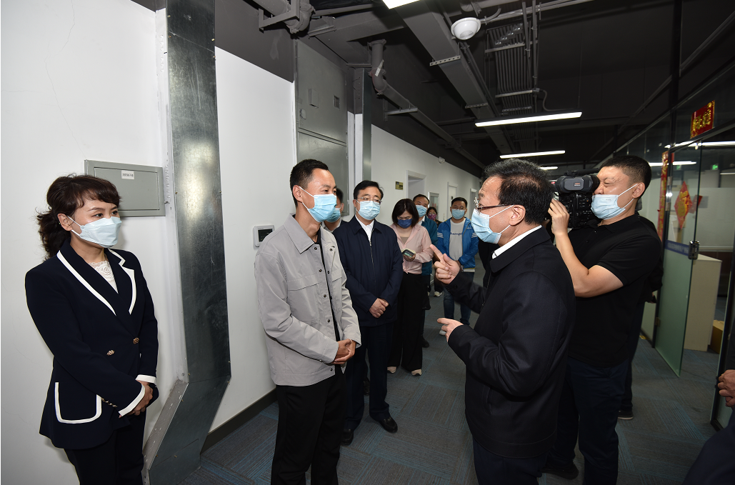 徐建国强调，今年以来，国家和省、市、区出台了一系列的惠企政策，覆盖面广、含金量高、针对性强，给企业发展带来了重大利好。