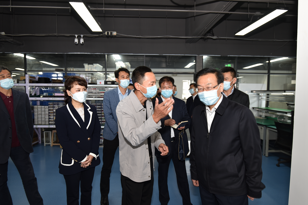 徐建国要求，省市区各级政府和发改、工信、科技、商务部门要切实落实省委关于包联企业要求，压实落靠包联工作，全方位、订单式为企业服务