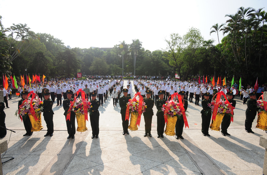 市人大常委会主任李丽梅,市政协主席杨镇松,市政协党组书记吴汉通